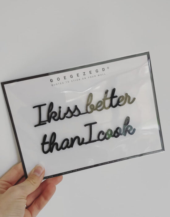 Goegezegd muurquote: I kiss better: Zwart