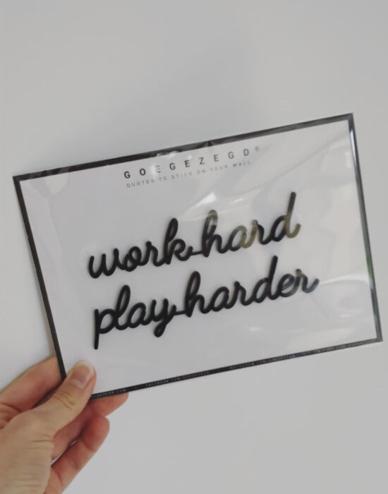 Goegezegd muurquote: Work hard, play harder: zwart