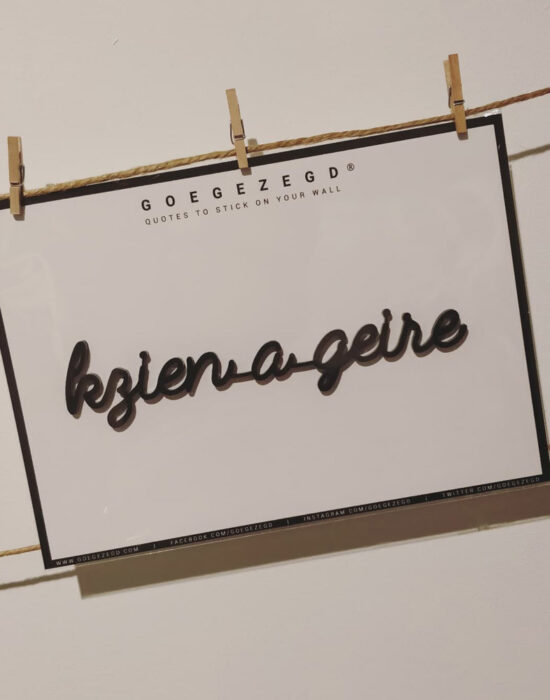 Goegezegd muurquote: Kzien a geire: zwart