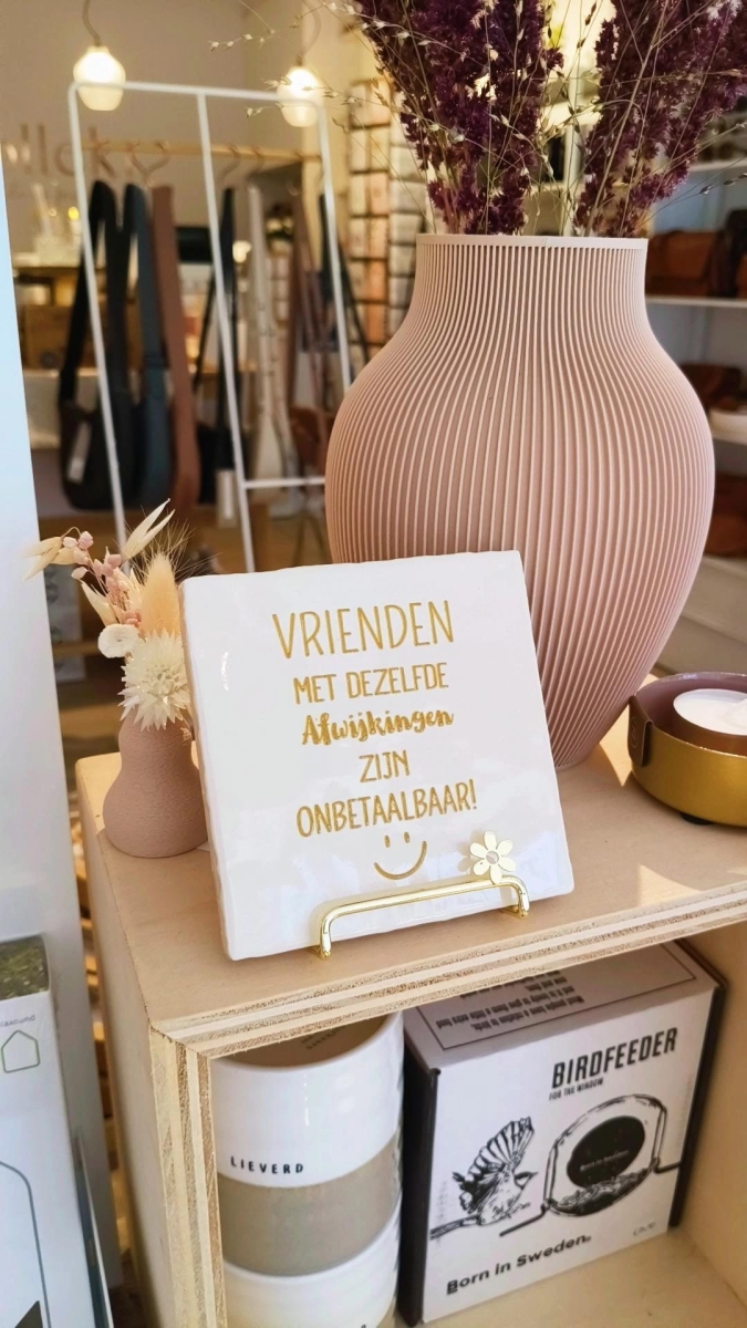 Keramieken tegeltje: 'Liefde nooit afscheid' goud/crème