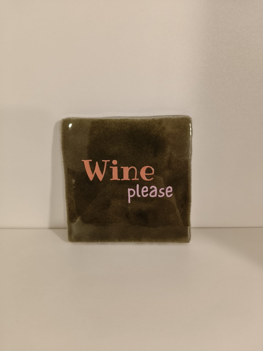 Keramieken tegeltje: 'Wine please' olijf/oranje