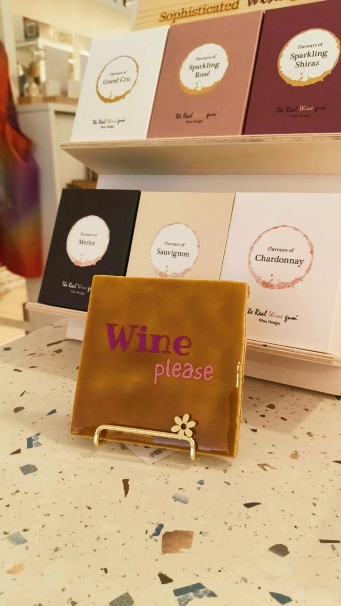 Keramieken tegeltje: 'Wine please' olijf/oranje