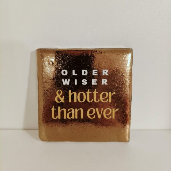 Keramieken tegeltje: 'Older wiser' goud/crème