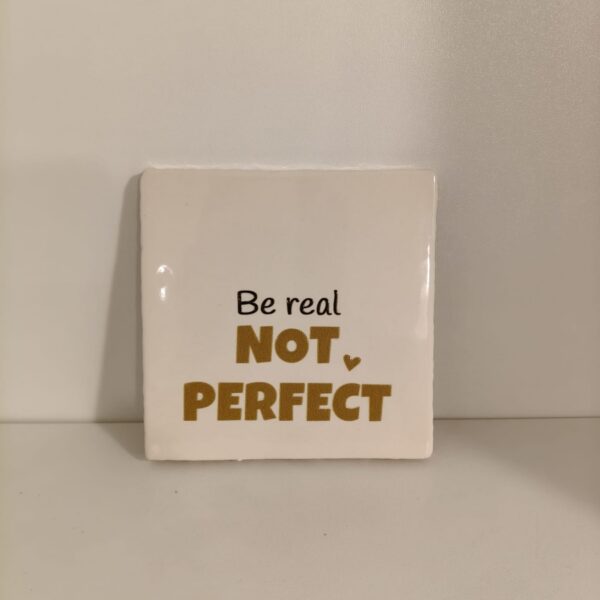 Keramieken tegeltje: 'Be real not perfect' crème/goud