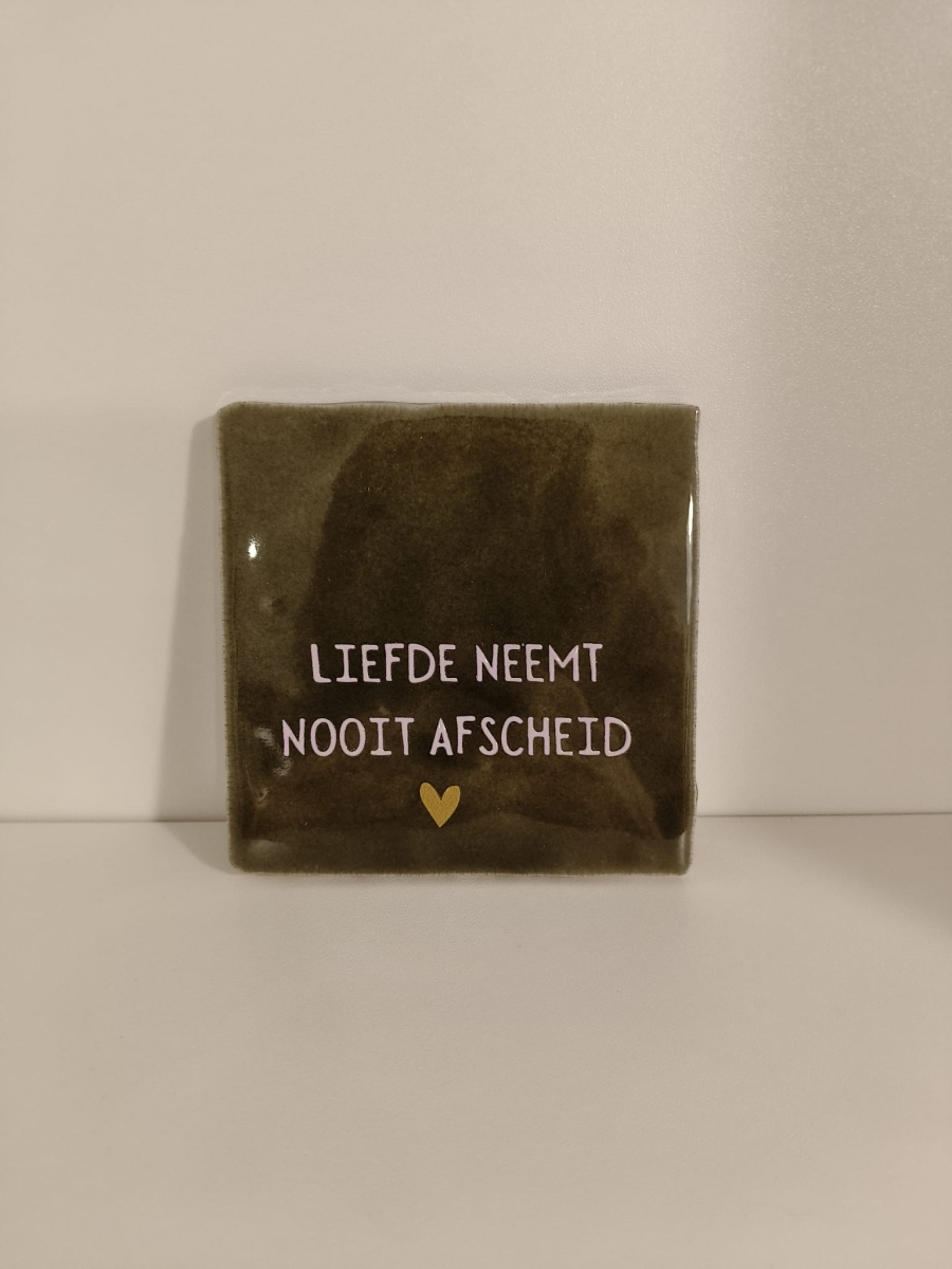 Keramieken tegeltje: 'Liefde neemt nooit afscheid' olijf/roze