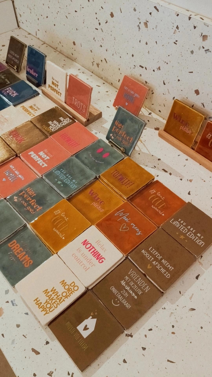 Keramieken tegeltje: 'Liefde neemt nooit afscheid' olijf/roze