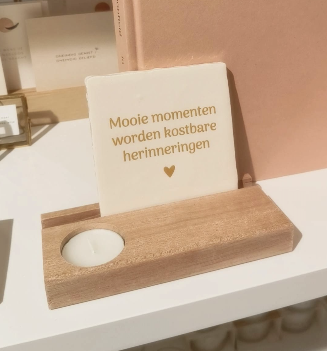Display voor tegeltje: Hout met theelichtje
