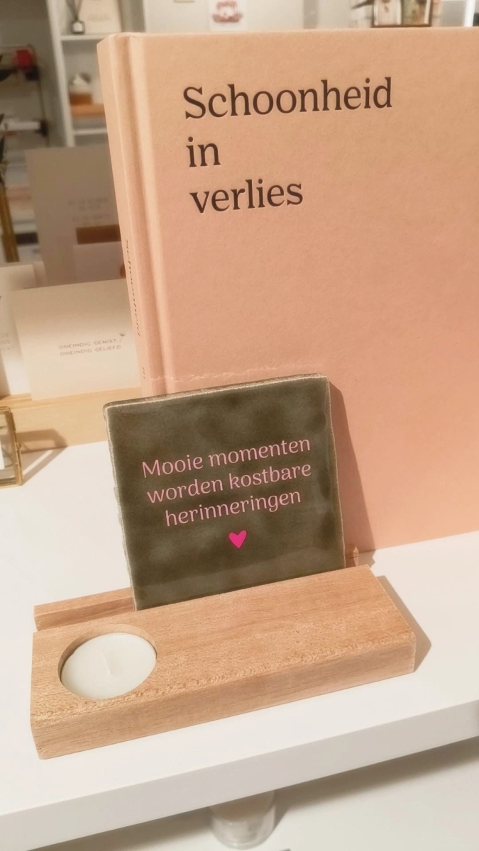 Display voor tegeltje: Hout met theelichtje