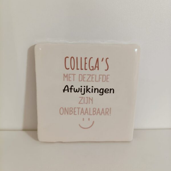 Keramieken tegeltje: 'Collega's afwijkingen' Crème/taupe