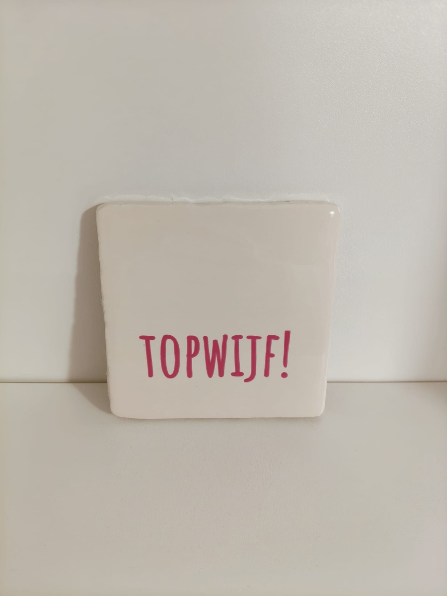 Keramieken tegeltje: 'Topwijf' Crème/roze