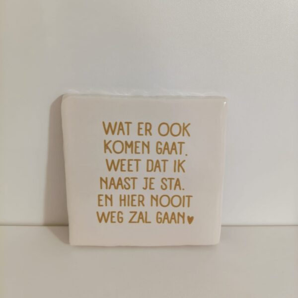 Keramieken tegeltje: 'Wat er ook komen gaat' Crème/goud