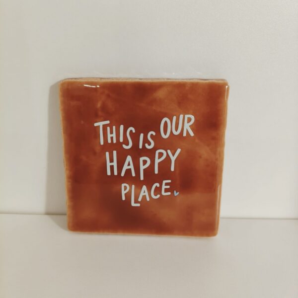 Keramieken tegeltje: 'Happy place' terra/lichtblauw