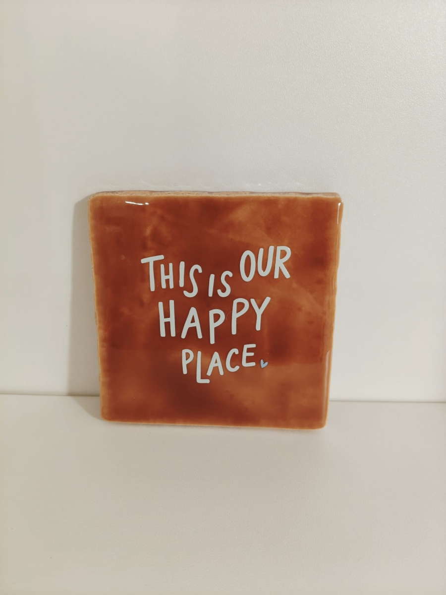 Keramieken tegeltje: 'Happy place' terra/lichtblauw