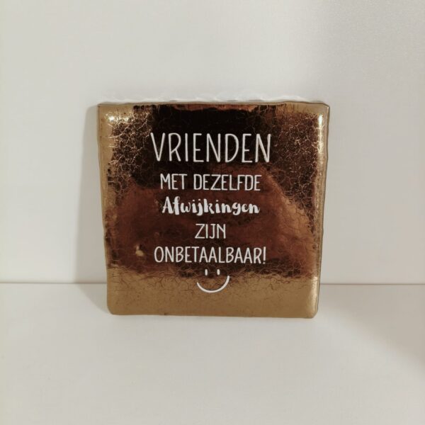 Keramieken tegeltje: 'Vrienden afwijkingen' goud/crème