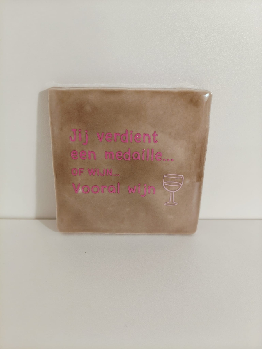 Keramieken tegeltje: 'Jij verdient een medaille of wijn' taupe/cherry