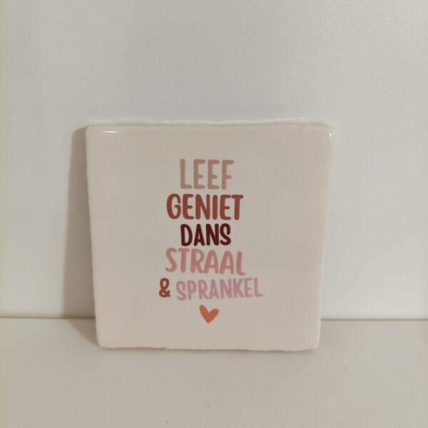 Keramieken tegeltje: 'Leef, geniet, dans' Ecru/roze