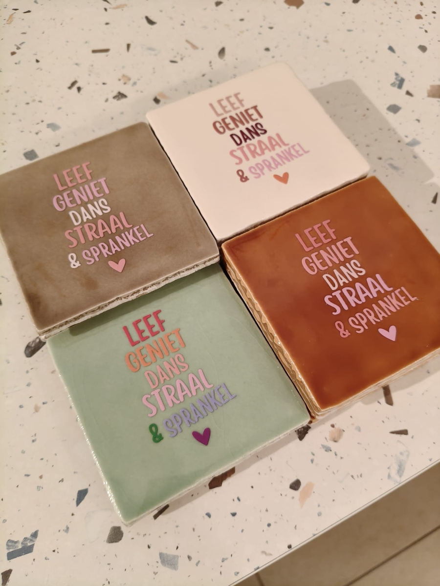 Keramieken tegeltje: 'Leef, geniet, dans' Terra/roze