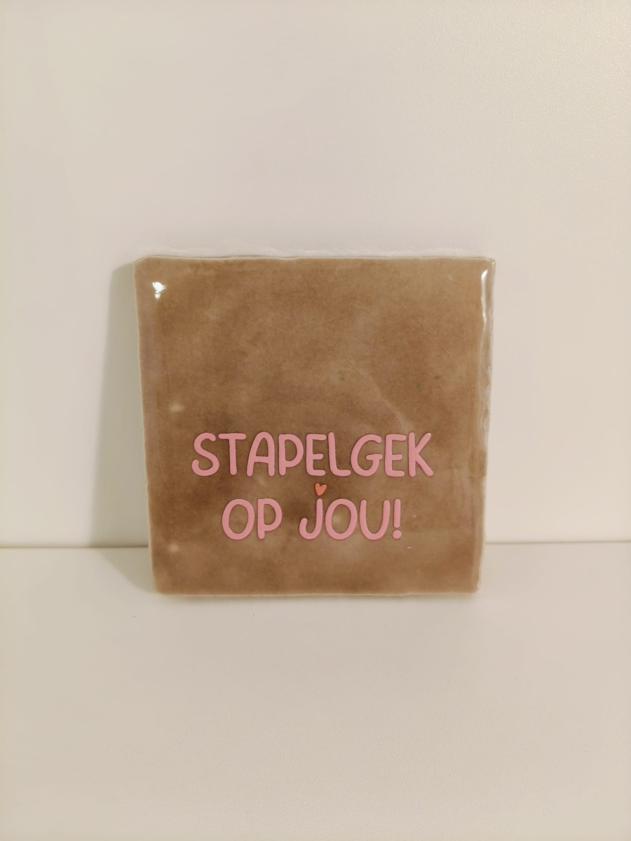 Keramieken tegeltje: 'Stapelgek op jou' taupe/zalm