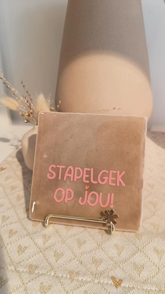 Keramieken tegeltje: 'Stapelgek op jou' taupe/zalm