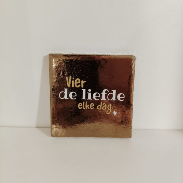 Keramieken tegeltje: 'Vier de liefde' goud/crème