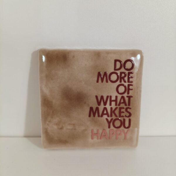 Keramieken tegeltje: 'Do more' taupe/cherry