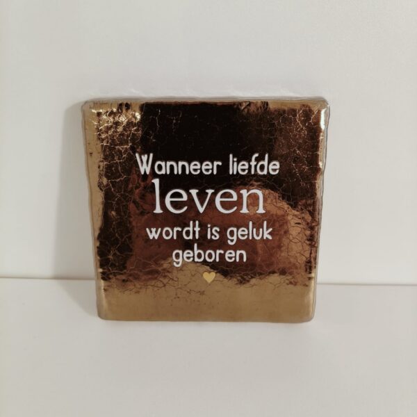 Keramieken tegeltje: 'Wanneer liefde leven wordt' goud/crème