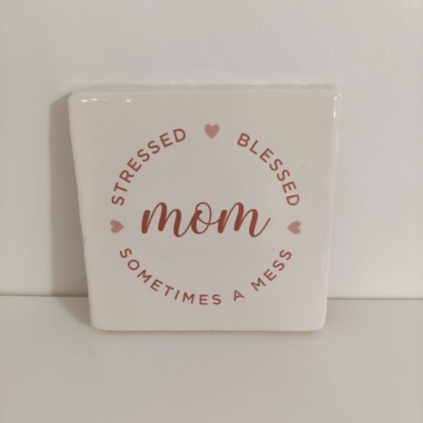 Keramieken tegeltje: 'Mom stressed blessed' crème/nude