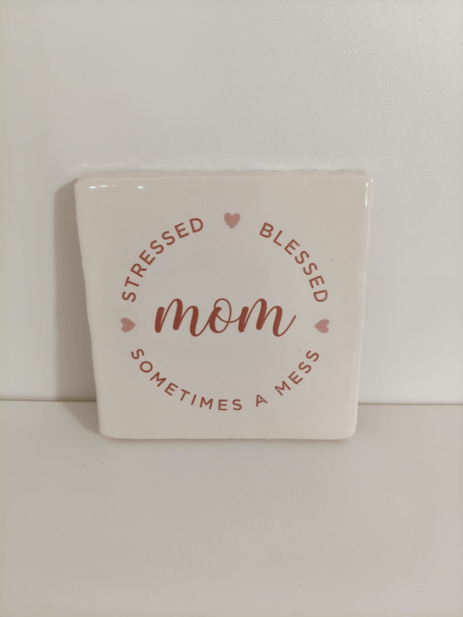 Keramieken tegeltje: 'Mom stressed blessed' crème/nude