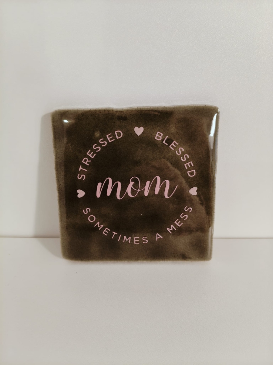 Keramieken tegeltje: 'Mom stressed blessed' olijf/roze