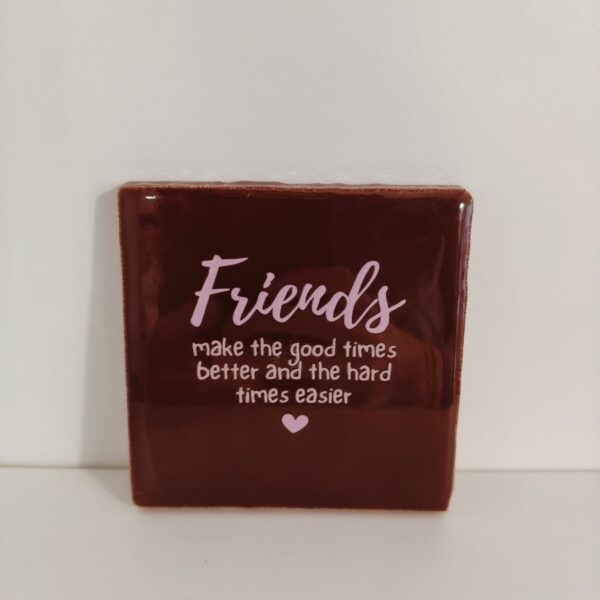 Keramieken tegeltje: 'Friends make' kastanje/roze