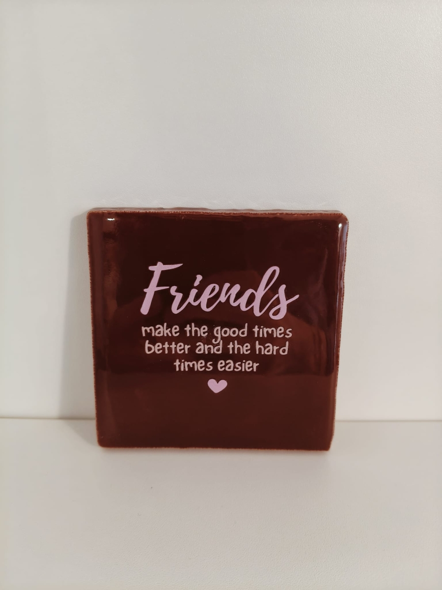 Keramieken tegeltje: 'Friends make' kastanje/roze