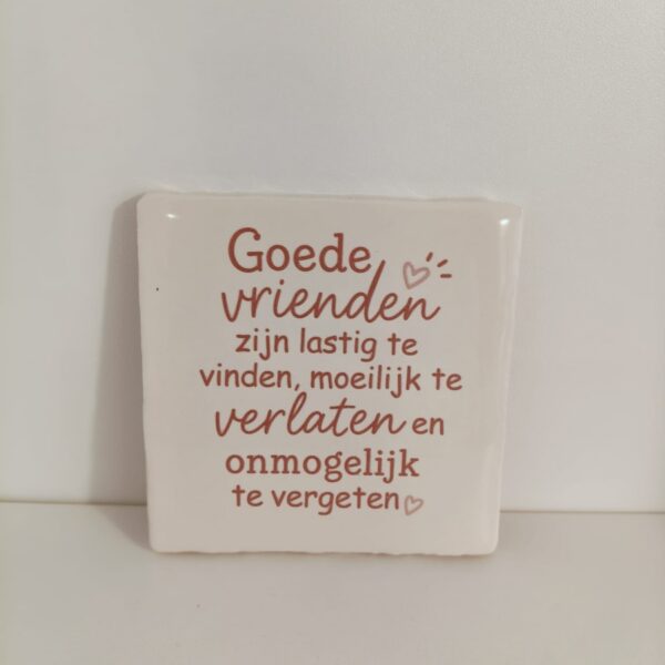 Keramieken tegeltje: 'Goede vrienden' crème/taupe