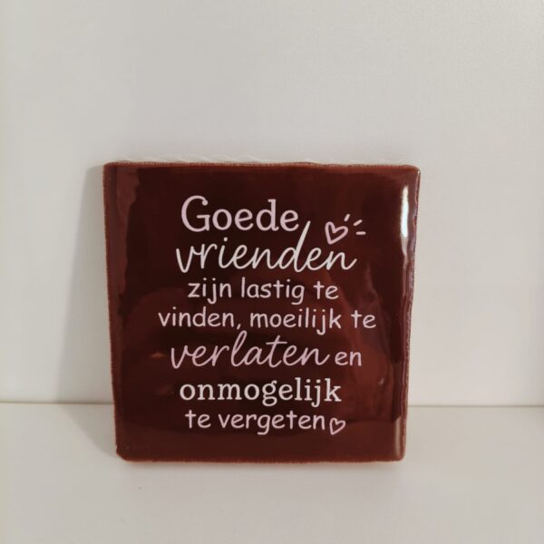 Keramieken tegeltje: 'Goede vrienden' kastanje/roze