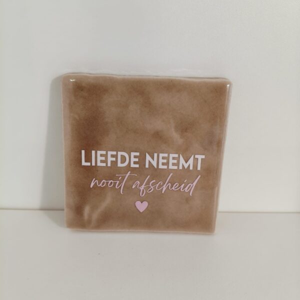 Keramieken tegeltje: 'Liefde nooit afscheid' taupe/roze