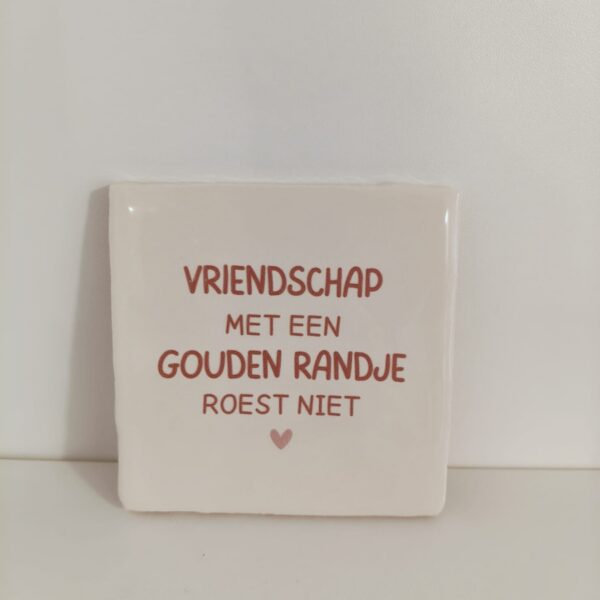 Keramieken tegeltje: 'Vriendschap' crème/taupe