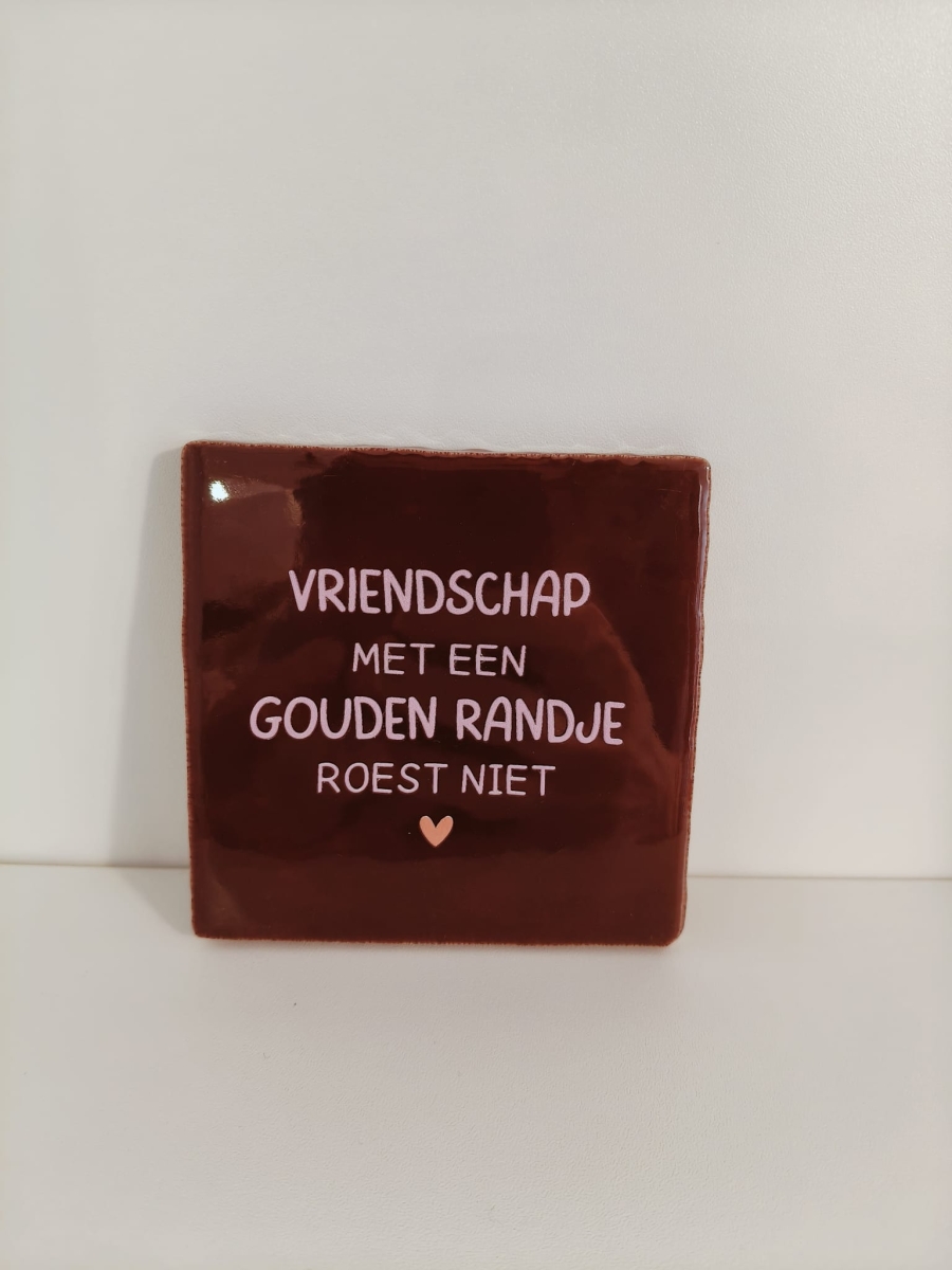 Keramieken tegeltje: 'Vriendschap' kastanje/roze