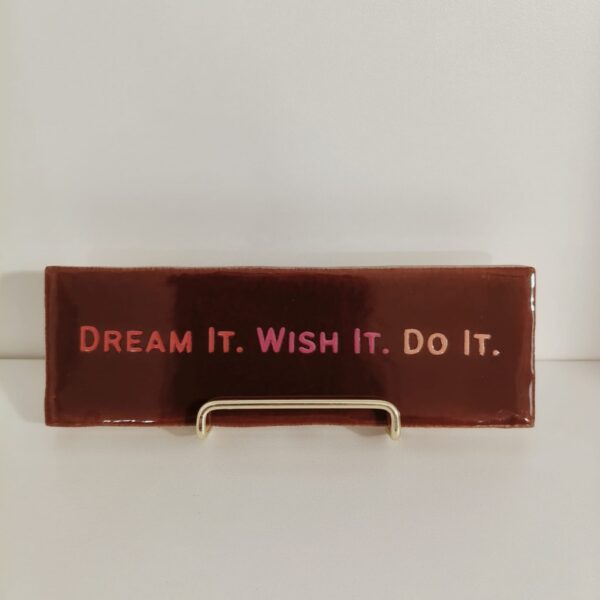 Langwerpig tegeltje: 'Dream it, wish it, do it' kastanje/rood