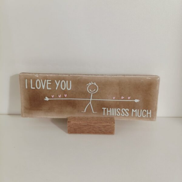 Langwerpig tegeltje: 'I love you thiiisss much' taupe/groen