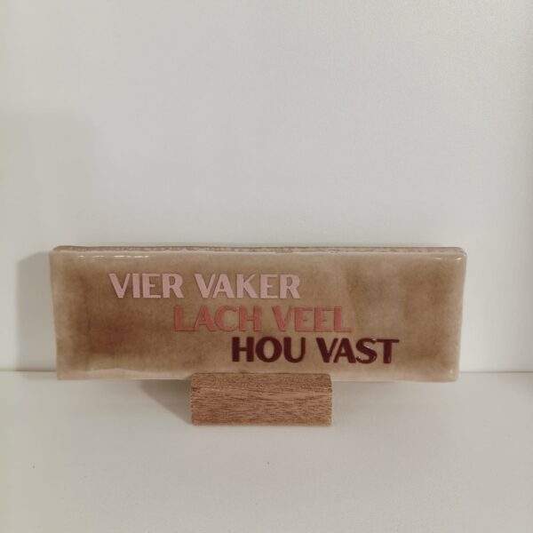 Langwerpig tegeltje: 'Vier vaker lach veel' taupe/roze