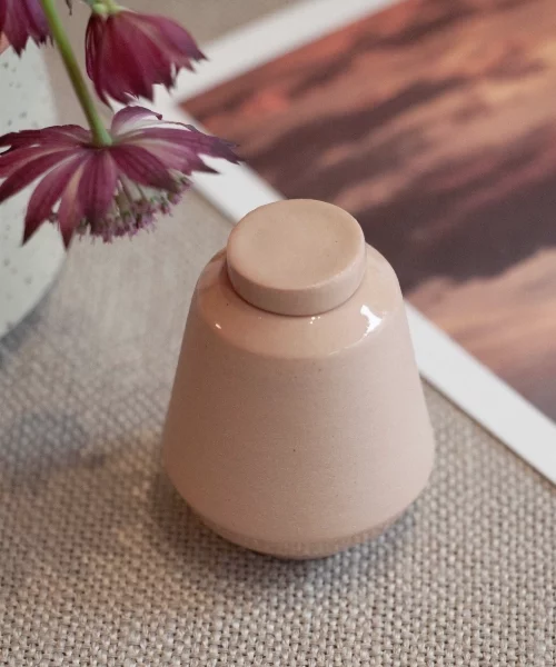 Roosmarijn Knijnenburg: Keramieken mini urne caramel