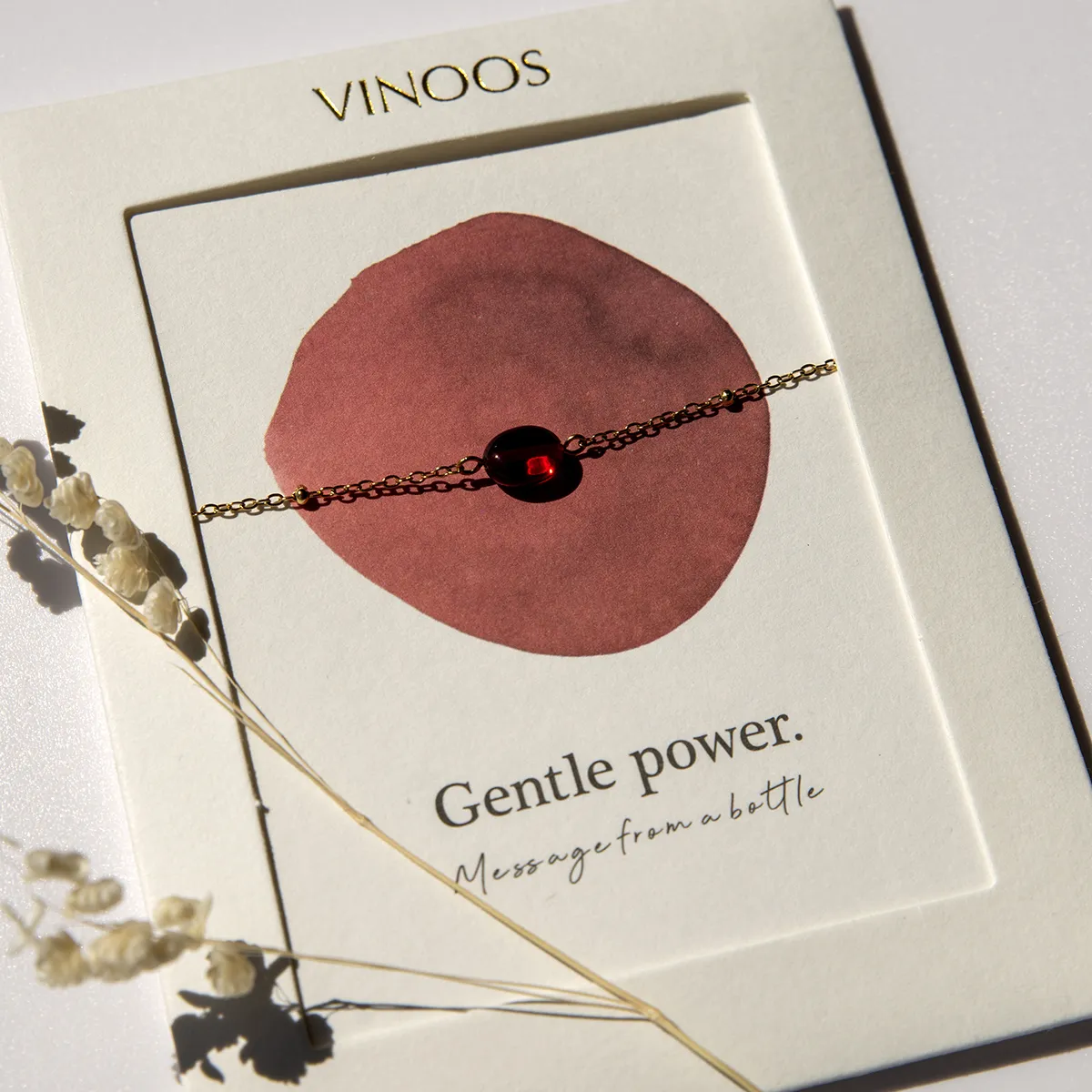 Vinoos: Armbandje 'Gentle power' donker rood