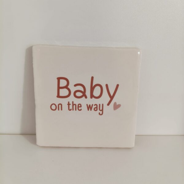 Keramieken tegeltje: 'Baby on the way' crème/taupe