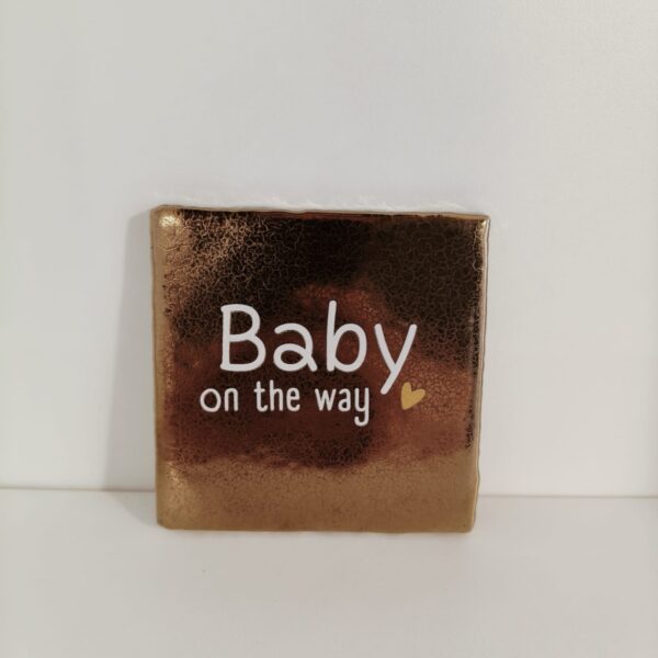 Keramieken tegeltje: 'Baby on the way' goud/crème