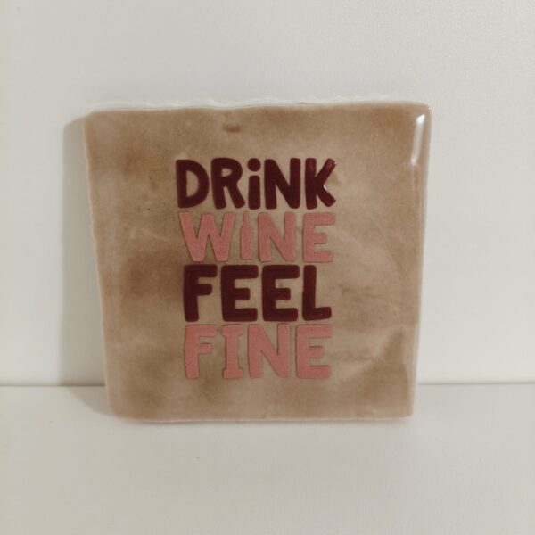 Keramieken tegeltje: 'Drink wine feel fine' taupe/cherry