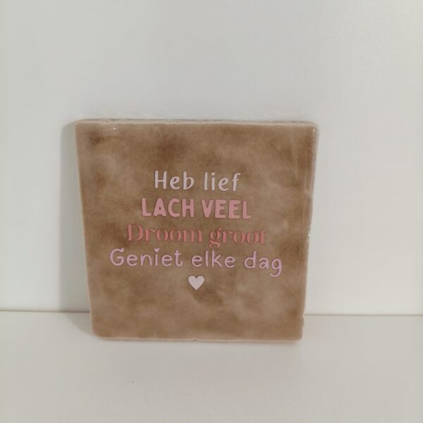 Keramieken tegeltje: 'Heb lief, lach veel, droom groot' taupe/roze