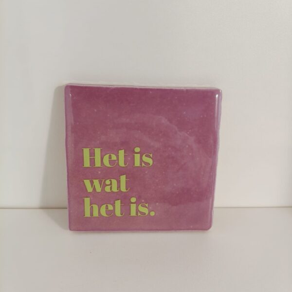 Keramieken tegeltje: 'Het is wat het is' lila/limegroen