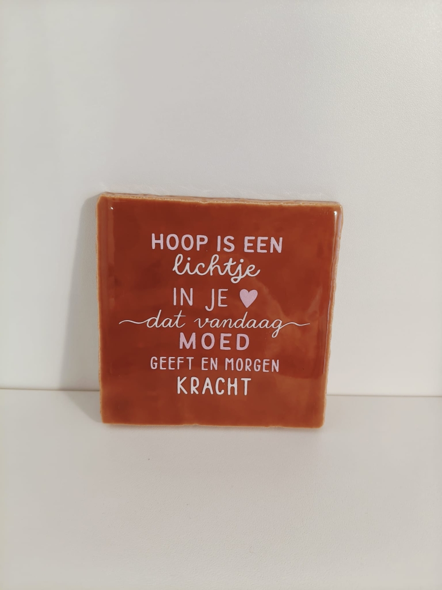 Keramieken tegeltje: 'Hoop is een lichtje in je hart' terra/roze