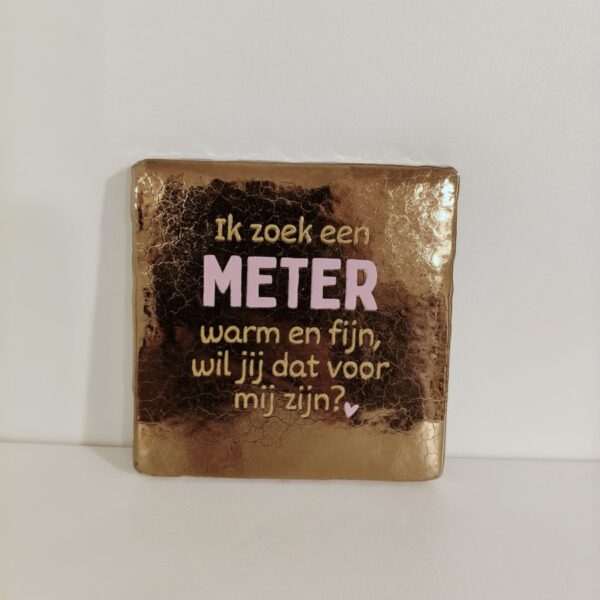 Keramieken tegeltje: 'Ik zoek een meter' goud/roze