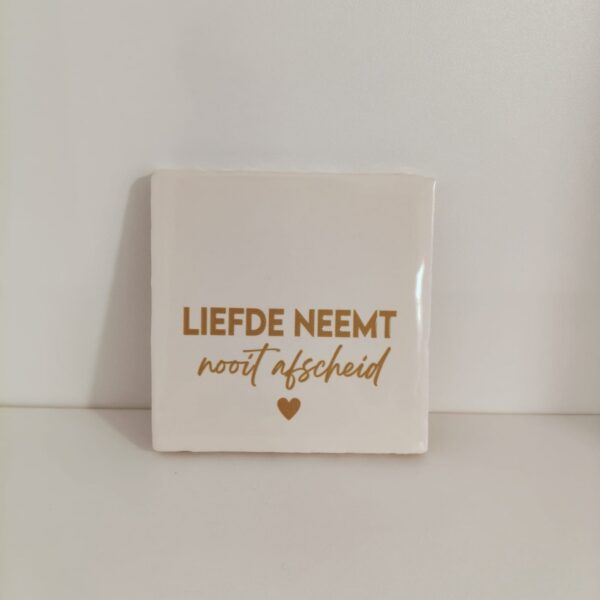 Keramieken tegeltje: 'Liefde nooit afscheid' crème/goud