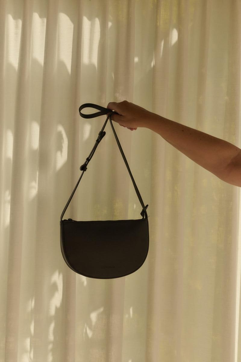 Monk en Anna: Farou half moon bag 'Urban sunset black'